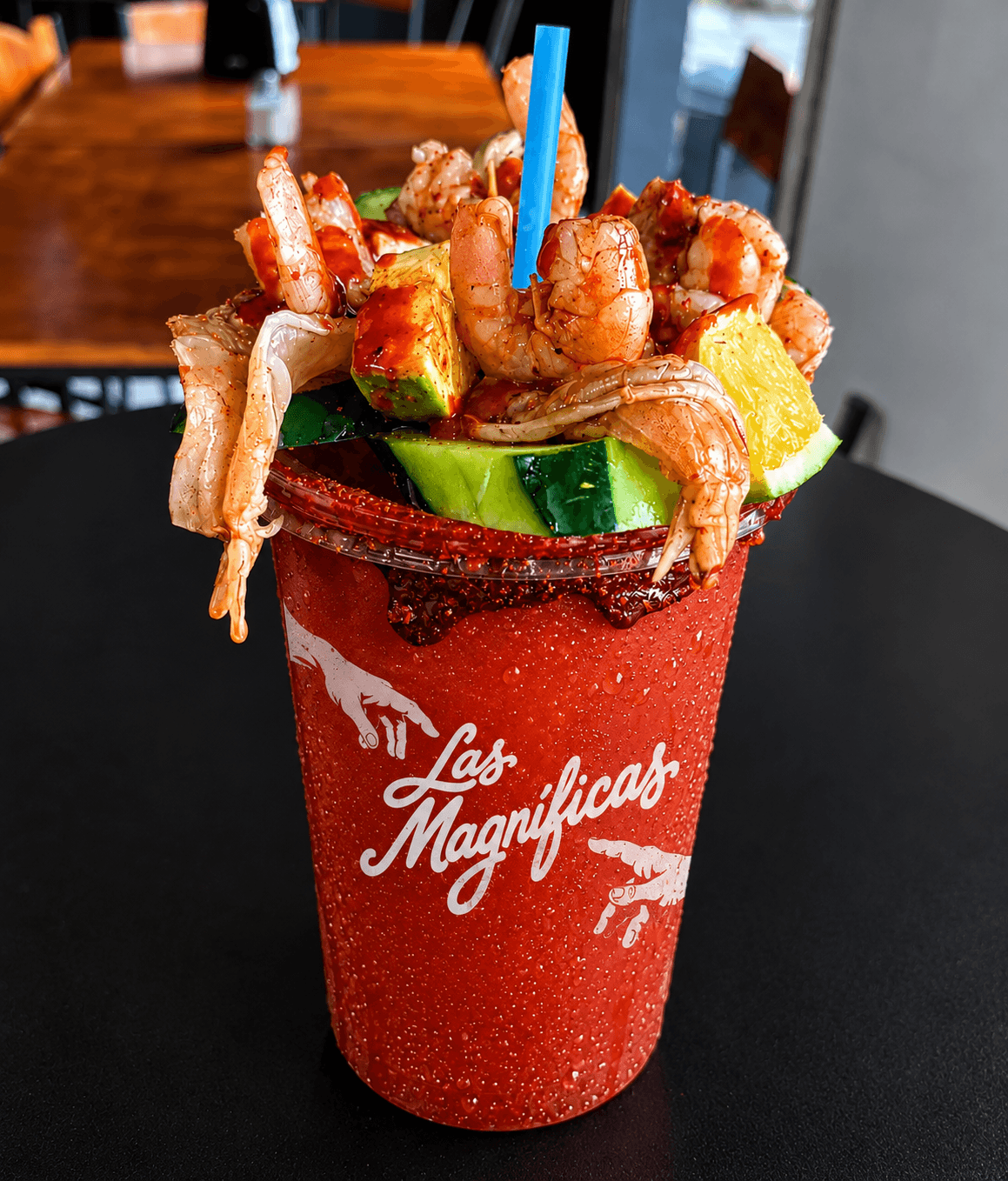 La Magnífica, michelada de 1 litro con camarón, pulpo y fruta